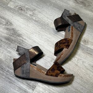 Natural leopard‎ print sandals size 6